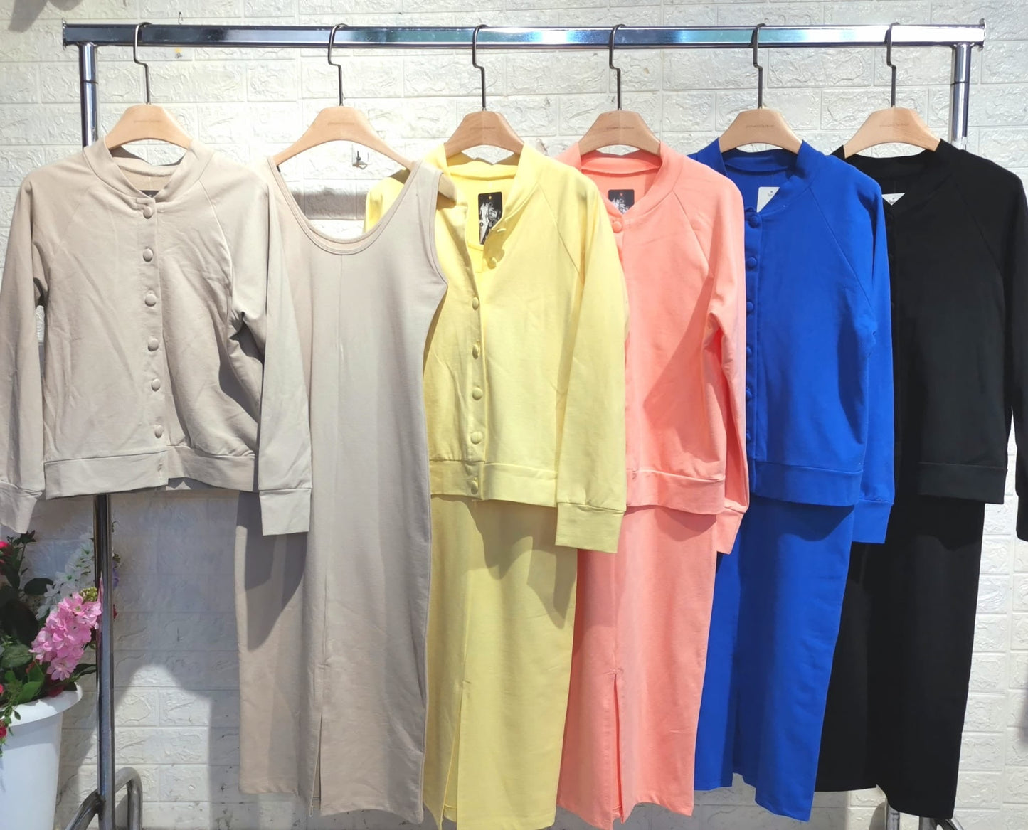 Lea Bergen™ | Midi kjole i ribbestrikk & bomberjakke sett