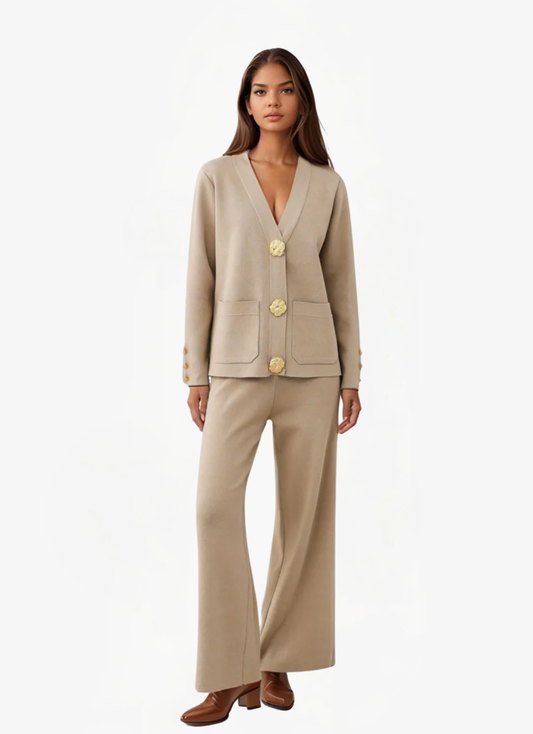 Lea Bergen™ | Strikket sett med knappestolpe