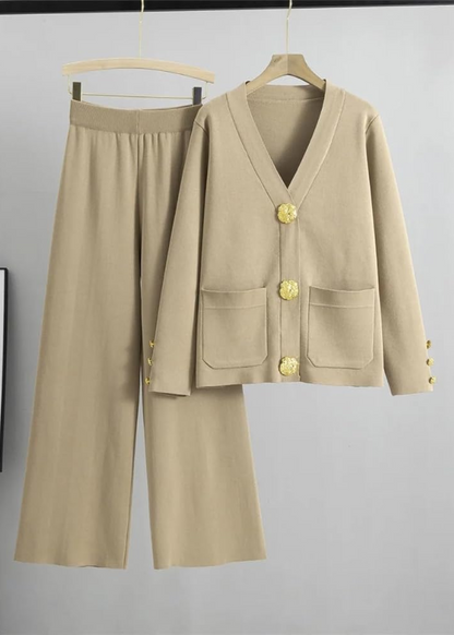 Lea Bergen™ | Strikket sett med knappestolpe