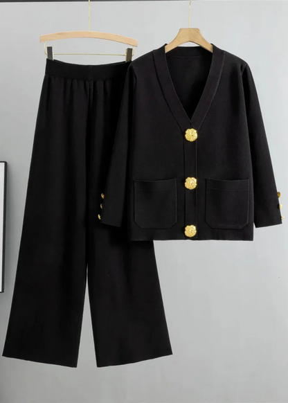 Lea Bergen™ | Strikket sett med knappestolpe